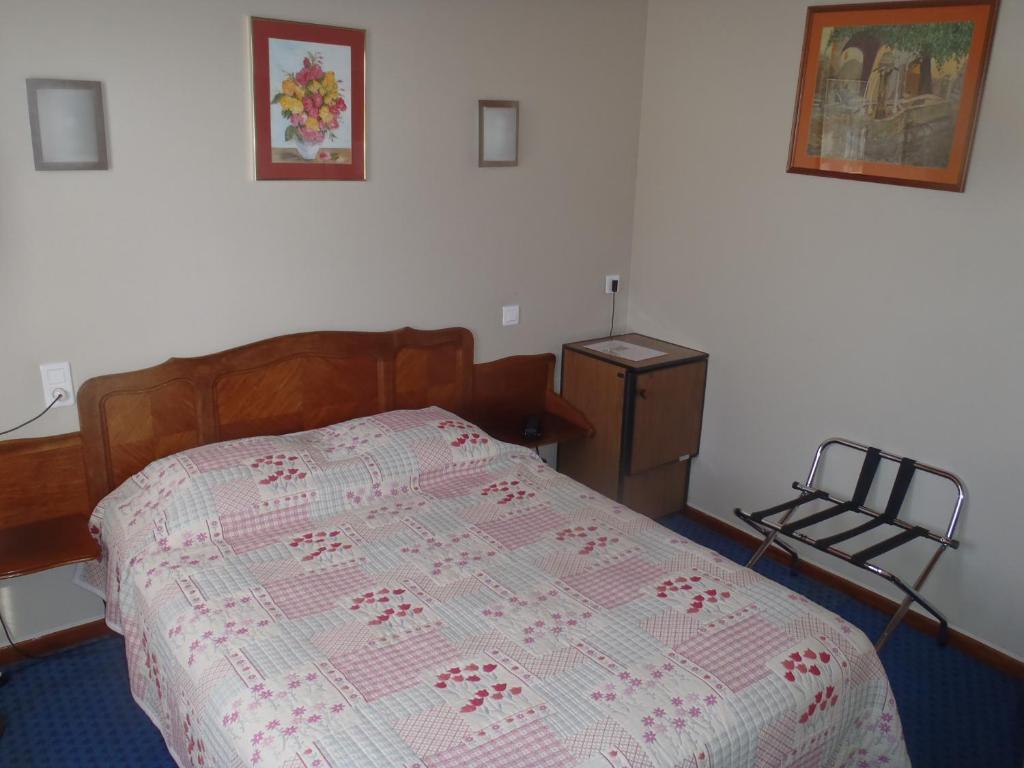 Grand Hotel Du Cours Sisteron Room photo