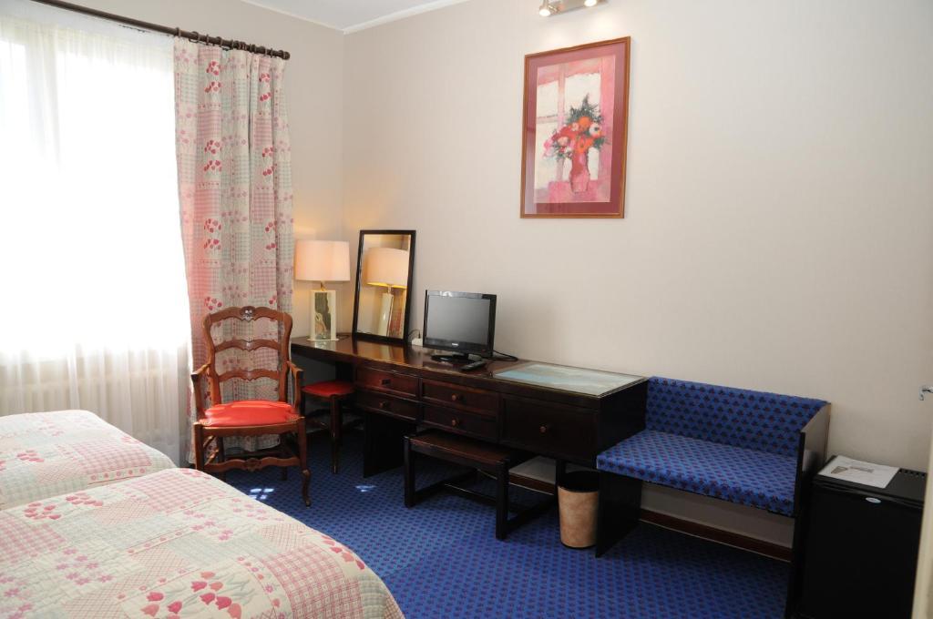 Grand Hotel Du Cours Sisteron Room photo